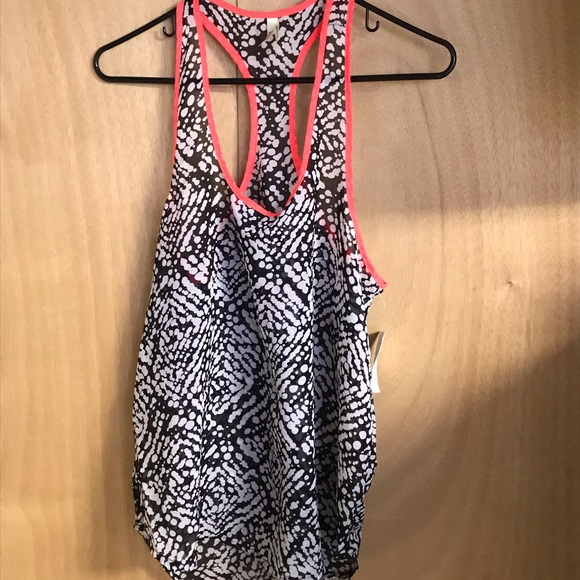 SUPER CUTE LOW HEM SLEEVELESS LOOSE TANK TOP - Picture 4 of 6